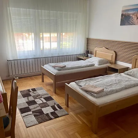 Airport Jazmin Guest house Vecses